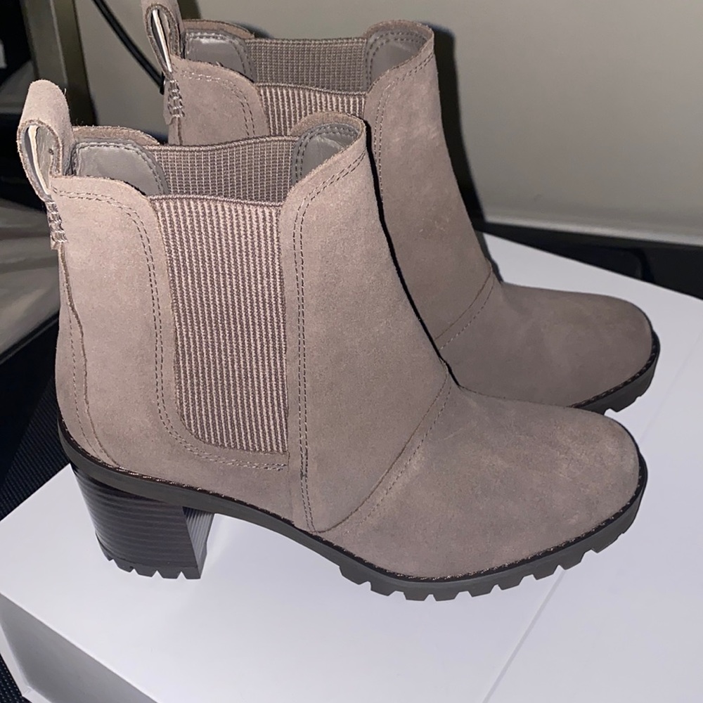 Ugg woman’s chunky heel ankle bootie
